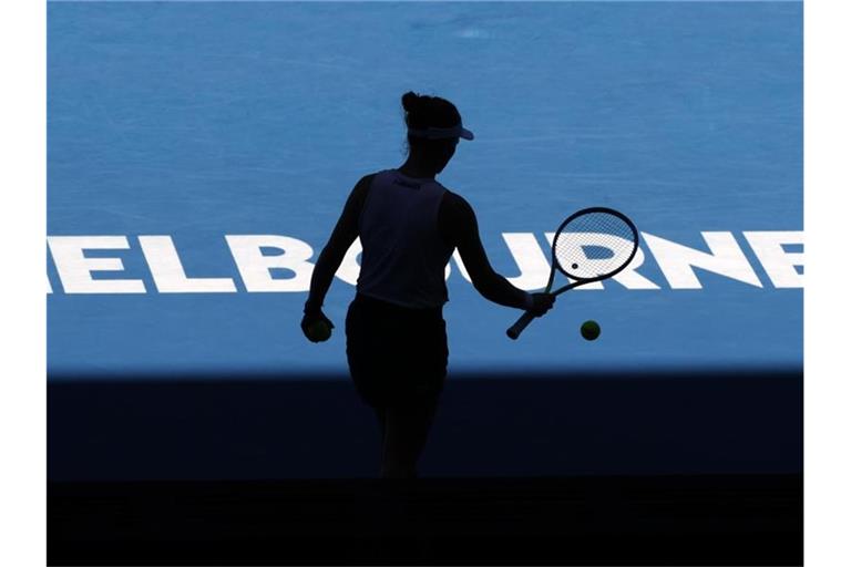 Barbora Krejcikova bereitet sich auf ihren Aufschlag vor. Foto: Tertius Pickard/AP/dpa