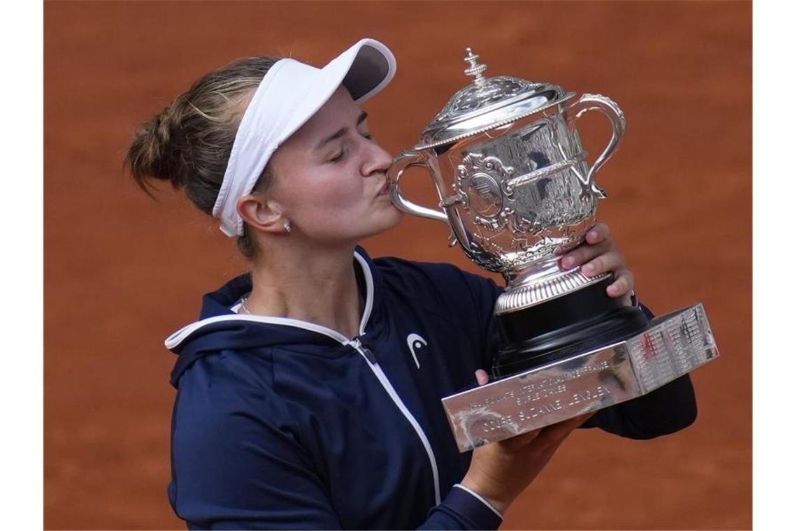 Tschechin Barbora Krejcikova gewinnt French Open in Paris Barbora Krejcikova küsst die Trophäe für den French-Open-Sieg. Foto: Christophe Ena/AP/dpa