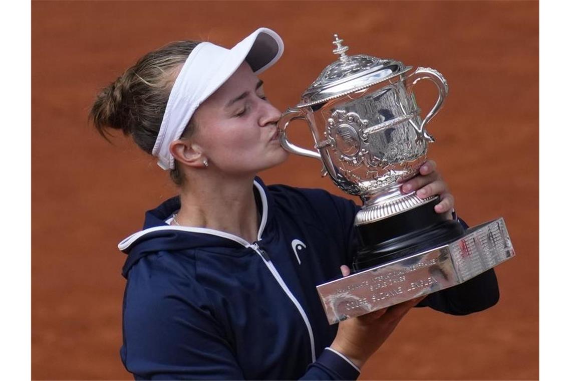 Barbora Krejcikova küsst die Trophäe für den French-Open-Sieg. Foto: Christophe Ena/AP/dpa