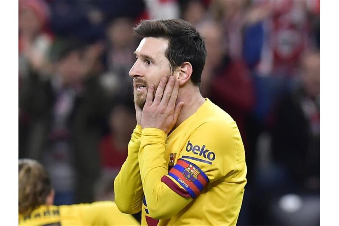 Barca-Kapitän Lionel Messi reagiert ungläubig auf den Spielverlauf. Foto: Alvaro Barrientos/AP/dpa