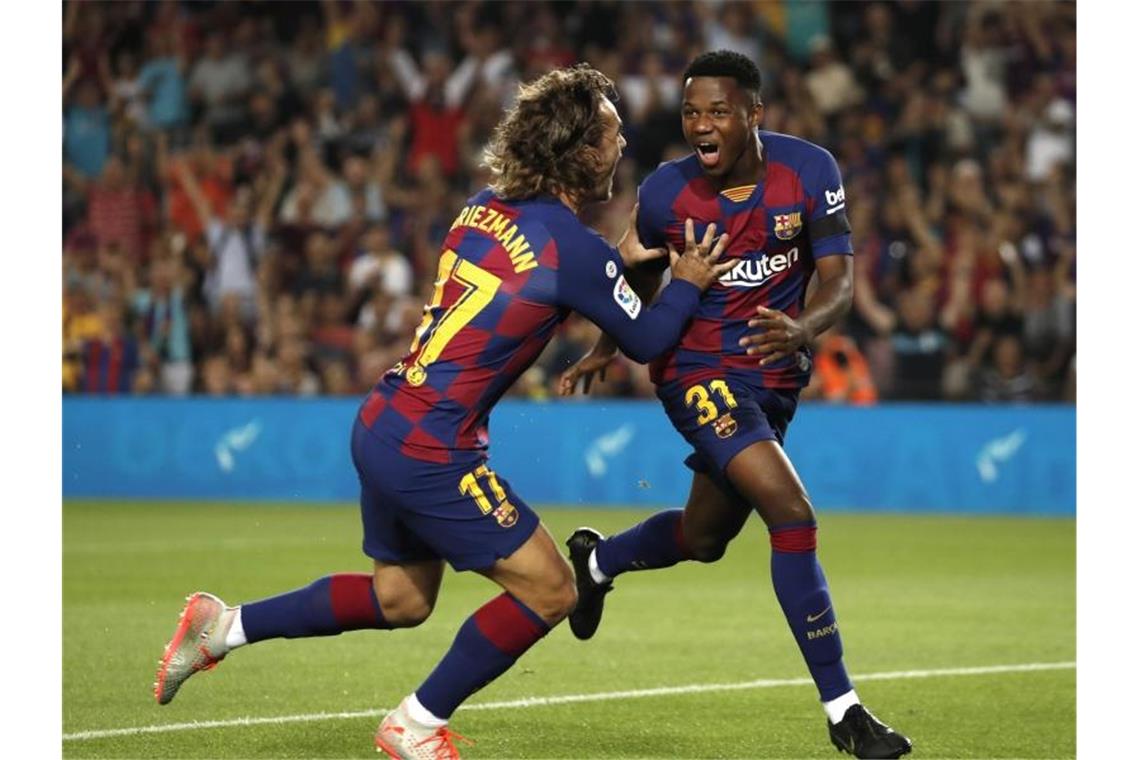 Barcelona mit 5:2-Sieg vor BVB-Duell - Real gewinnt knapp Barcelonas Ansu Fati (r) jubelt mit seinem Teamkollegen Antoine Griezmann, nachdem er das erste Tor erzielt hat. Foto: Joan Monfort/AP