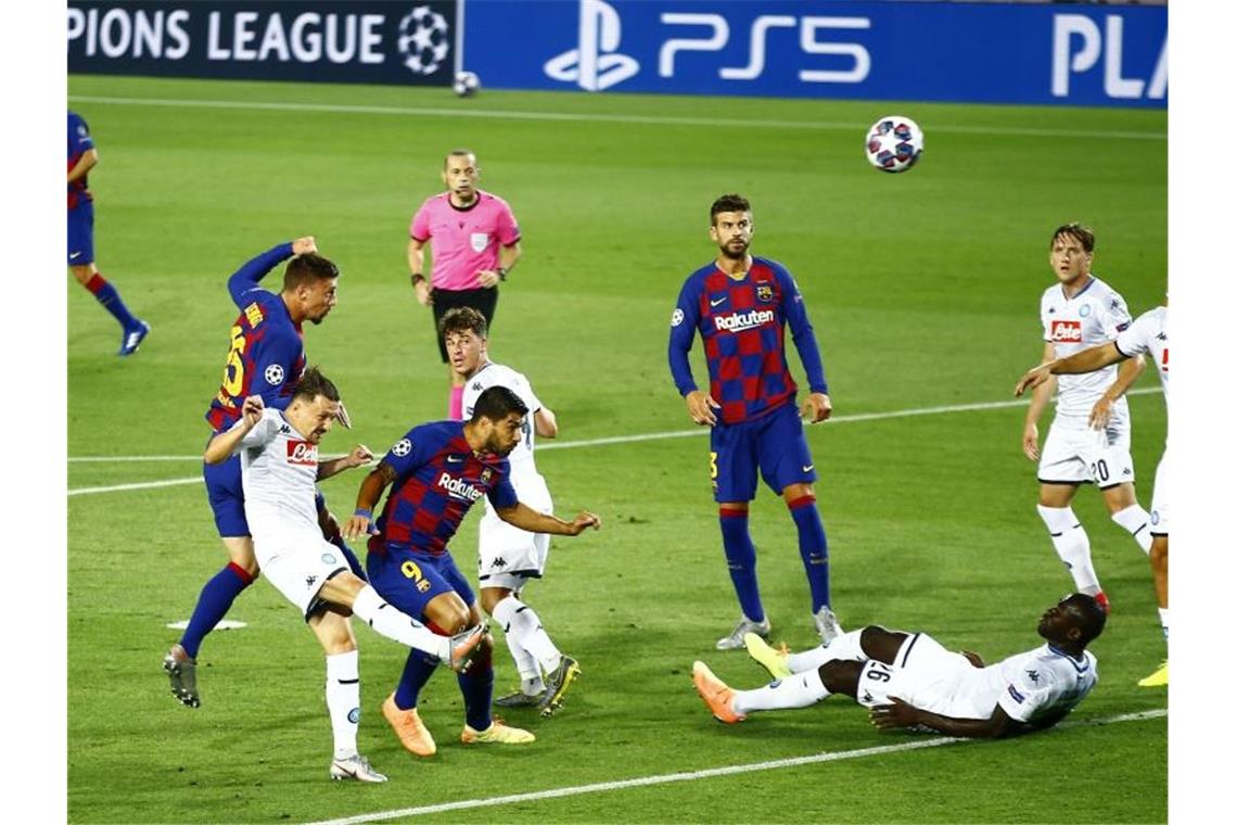 Barcelonas Clement Lenglet (2.vl) erzielt das Tor zum 1:0. Foto: Joan Monfort/AP/dpa