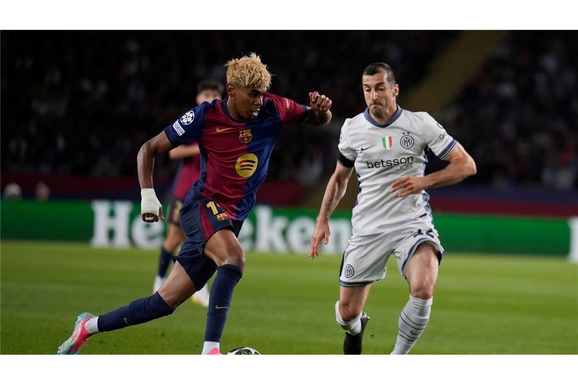 Halbfinal-Kracher: Flick und Barça retten Remis gegen Inter Barcelonas Lamine Yamal (l) war von Inter kaum zu halten.