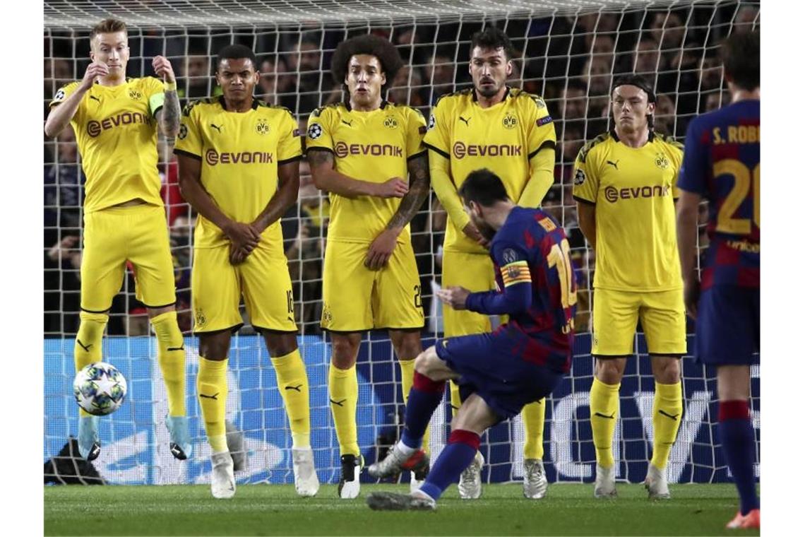 BVB bei Messi-Gala chancenlos - Favre in der Bredouille Barcelonas Lionel Messi (vorn) führt einen Freistoß aus. Foto: Emilio Morenatti/AP/dpa