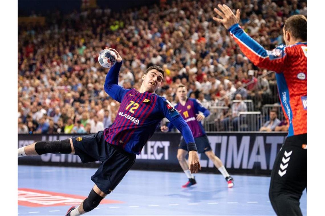 Dissinger gewinnt mit Skopje Handball-Champions-League Barcelonas Ludovic Fabregas (M) wirft auf das Tor von Kielces Torhüter Vladimir Cupara. Foto: Marius Becker