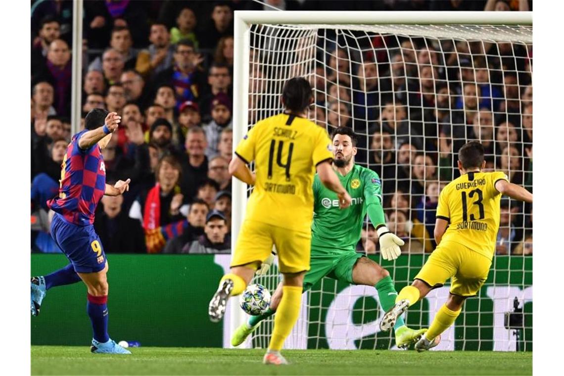 Barcelonas Luis Suarez (l) erzielt gegen BVB-Keeper Torwart Roman Bürki das Tor zum 1:0. Foto: Marius Becker/dpa