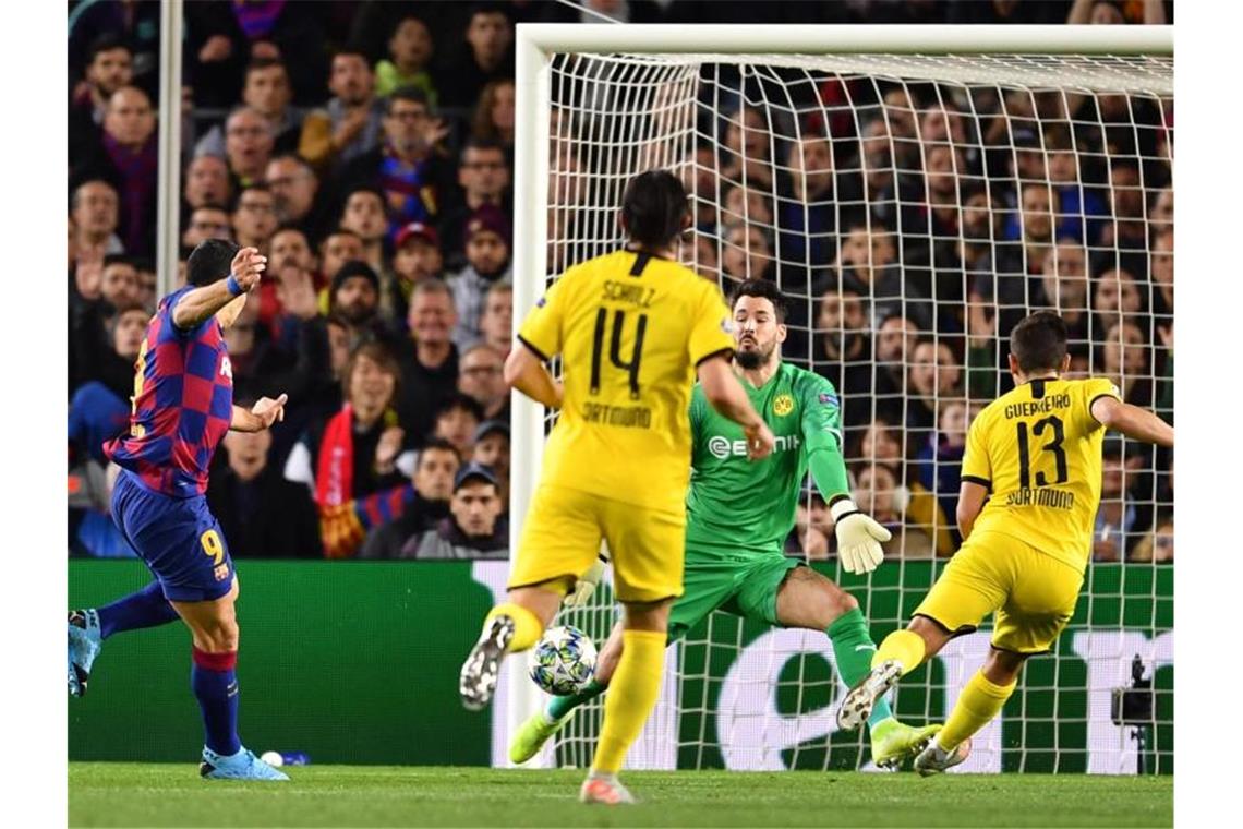 BVB bei Messi-Gala chancenlos - Favre in der Bredouille Barcelonas Luis Suarez (l) erzielt gegen BVB-Keeper Torwart Roman Bürki das Tor zum 1:0. Foto: Marius Becker/dpa