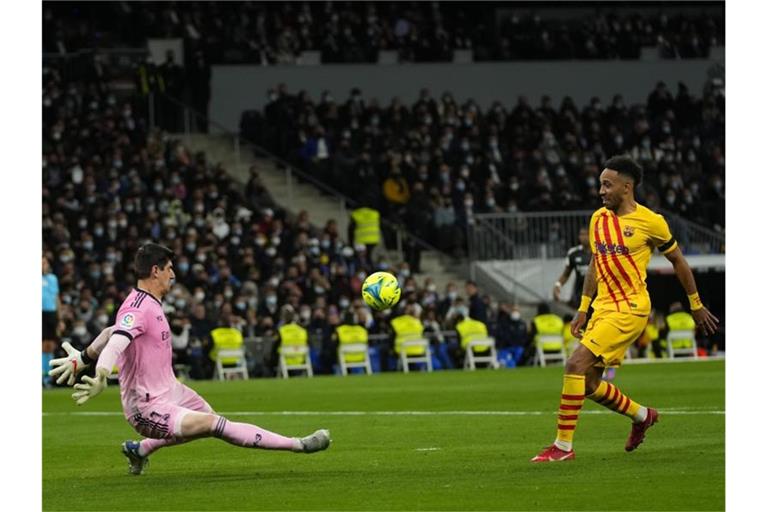 Barcelonas Pierre-Emerick Aubameyang (r) erzielt das Tor zum 4:0 gegen Madrid vorbei an Real-Torhüter Thibaut Courtois. Foto: Manu Fernandez/AP/dpa