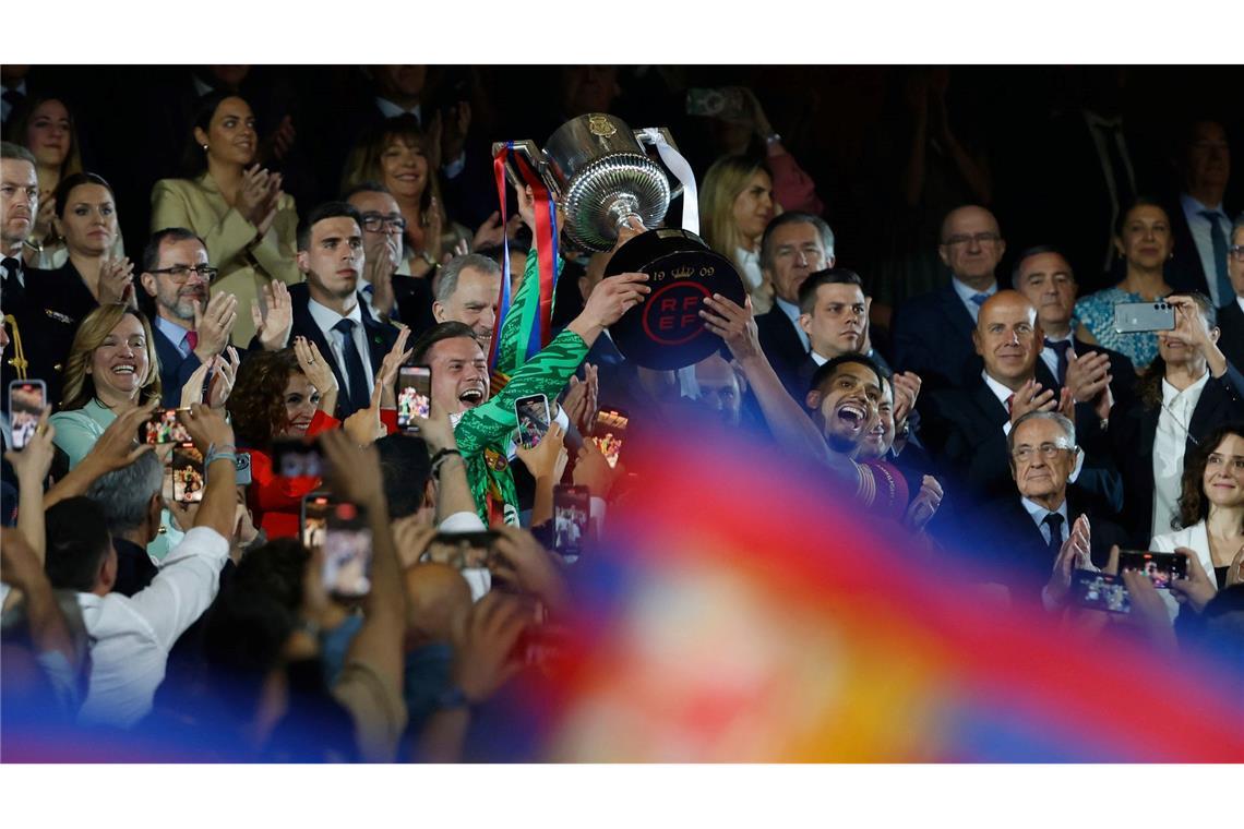 Bilder des Tages Barcelonas Ronald Araujo (r) und Barcelonas Torhüter Marc-Andre ter Stegen heben den Pokal nach dem Sieg im Endspiel der spanischen Copa del Rey.