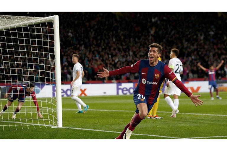 Barcelonas Sergi Roberto feiert das dritte Tor seiner Mannschaft, das von Barcelonas Robert Lewandowski (l) erzielt wurde.