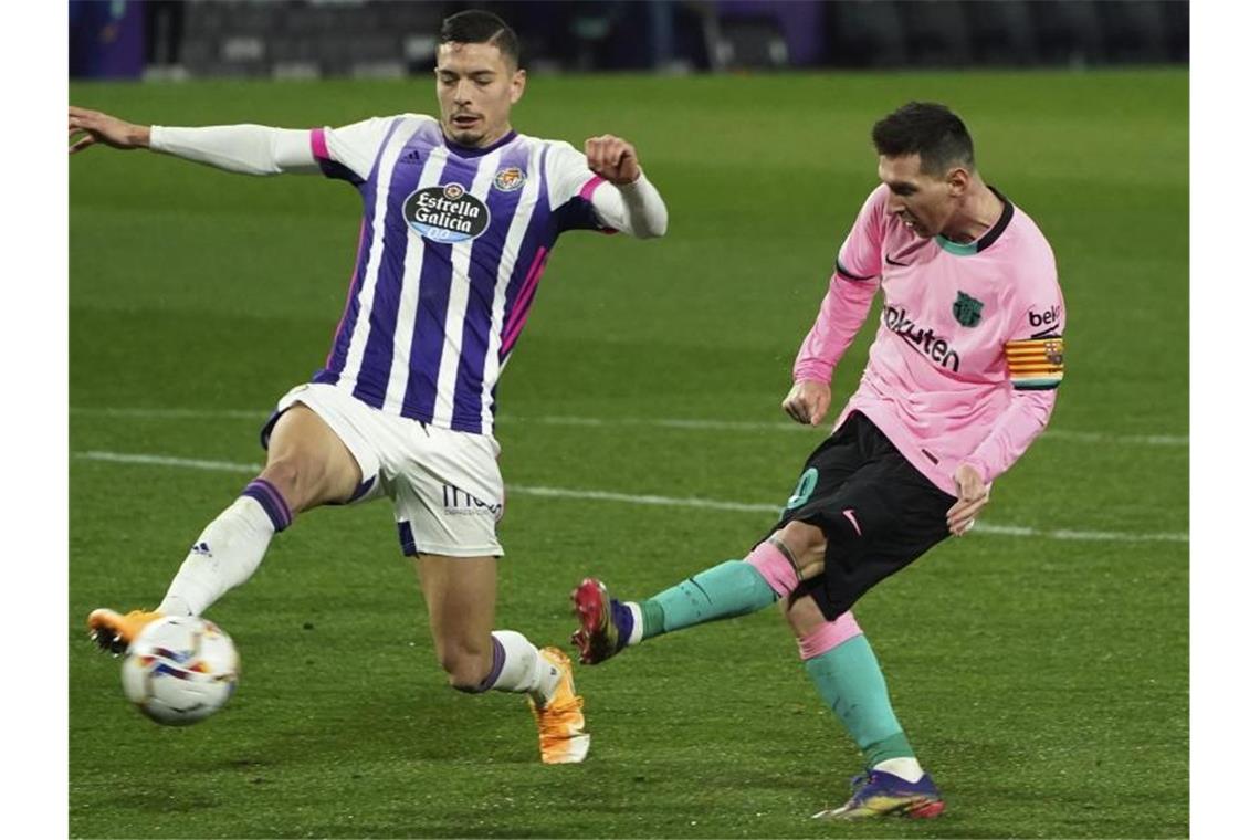 Barcelonas Superstar Lionel Messi (r) trifft zum 3:0 gegen Real Valladolid. Foto: Cesar Manso/POOL AFP/AP/dpa