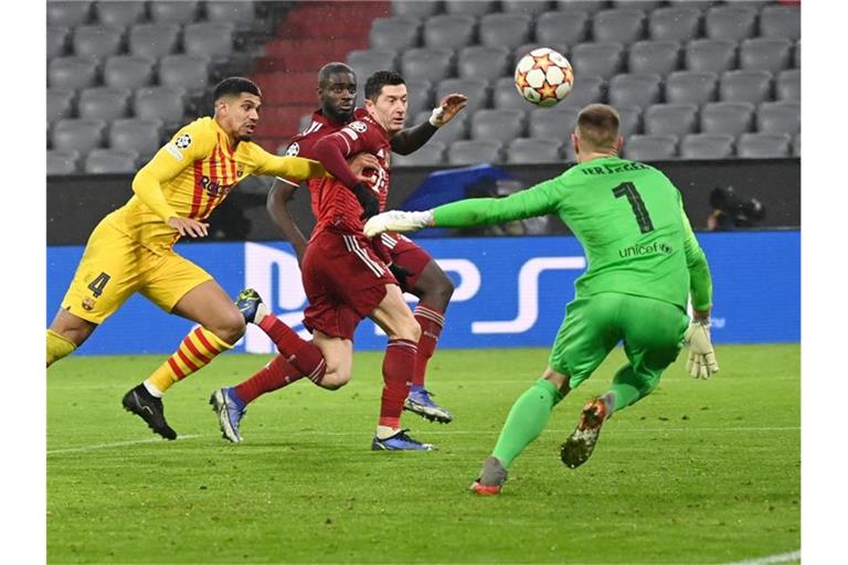 Barcelonas Torwart Marc-Andre ter Stegen (r) verteidigt sein Tor vor Bayerns Robert Lewandowski (2.v.r.). Foto: Sven Hoppe/dpa