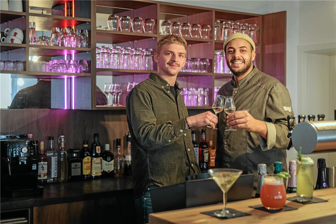 Barchef Moritz Sedlmeyr (links) und Pächter Sherif Hassanein freuen sich auf die Eröffnung. Foto: Stefan Bossow