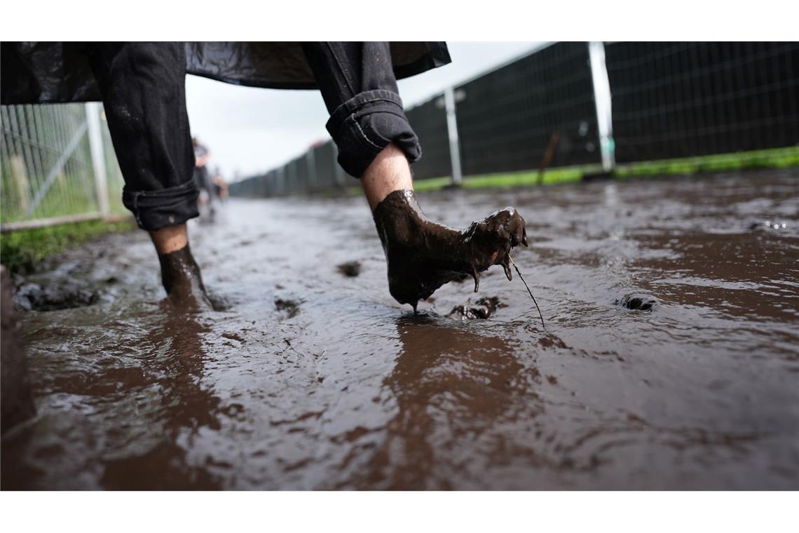 Bilder des Tages Barfuß im Matsch: Wacken-Fans feiern das größte Metal-Festival der Welt