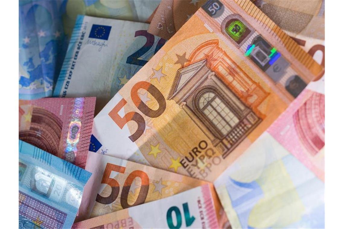 Bargeld verliert nach Erkenntnissen der Europäischen Zentralbank (EZB) für Verbraucher allmählich an Bedeutung. Foto: Monika Skolimowska/dpa-Zentralbild/dpa