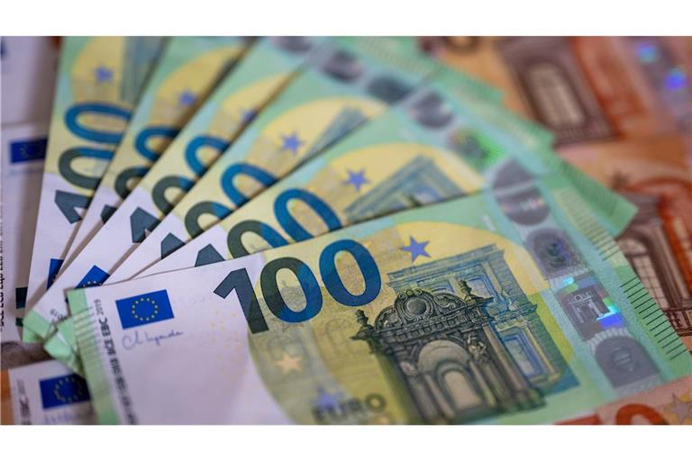 Bargeld wird nach Einschätzung der Bundesbank vermehrt gehortet und nicht mehr ausgegeben. (Symbolbild)