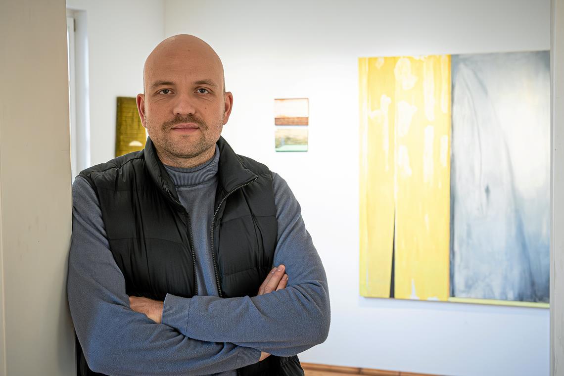 Ausstellung im Backnanger Helferhaus: Von Löwen, Walen und weißen Flecken Barnabas Herrmann kennt das Backnanger Helferhaus gut und schätzt die Wirkung der dortigen Raumfluchten. Fotos: Alexander Becher