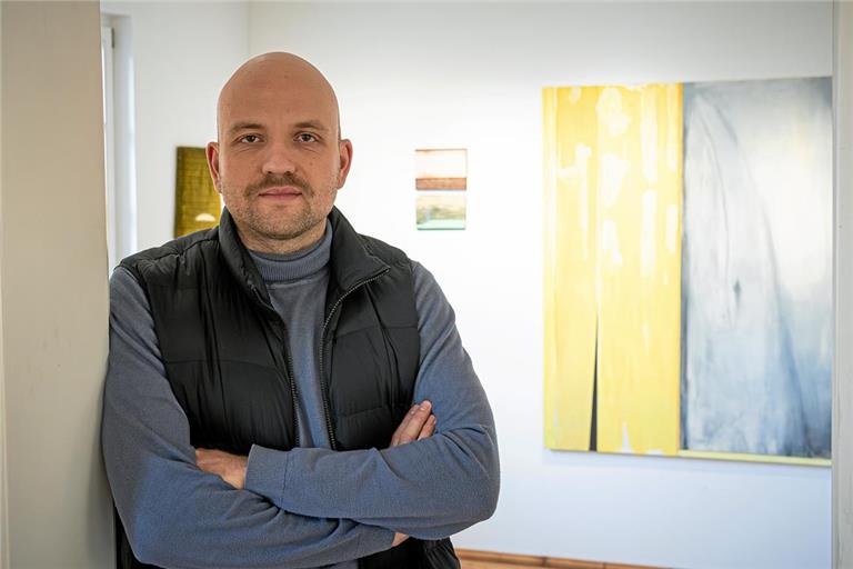 Ausstellung im Backnanger Helferhaus: Von Löwen, Walen und weißen Flecken Barnabas Herrmann kennt das Backnanger Helferhaus gut und schätzt die Wirkung der dortigen Raumfluchten. Fotos: Alexander Becher