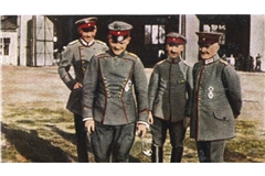 Baron Manfred von Richthofen, der „Rote Baron“ (Zweiter v. li., undatierte Aufnahme aus dem Ersten Weltkrieg).