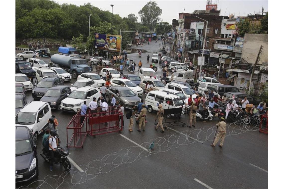 Barrikaden werden von der indischen Polizei errichtet. Foto: Channi Anand/AP
