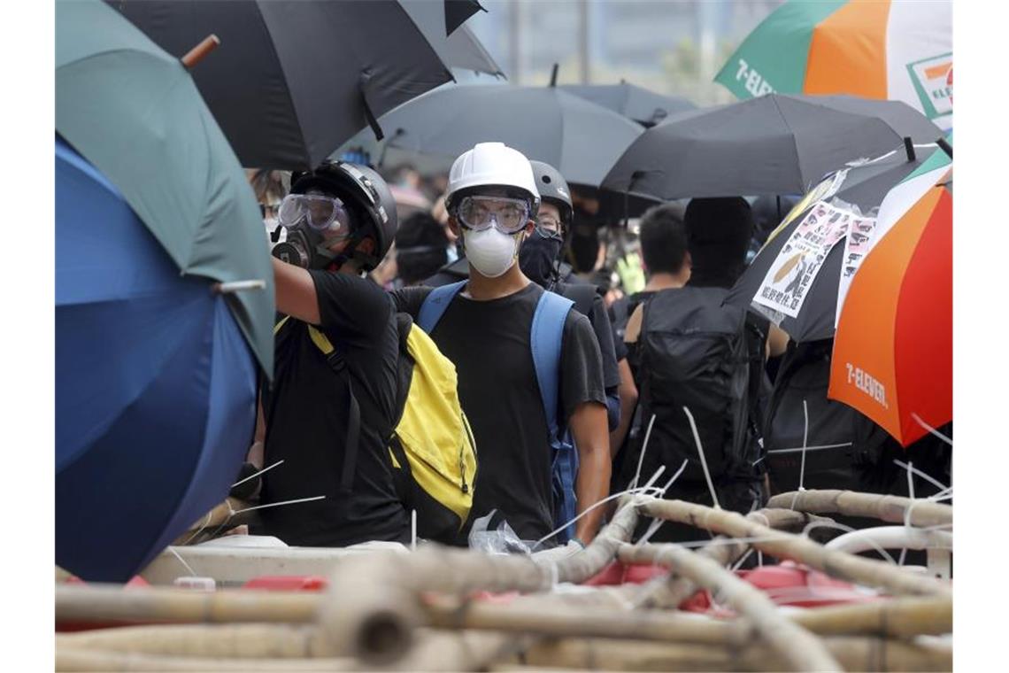 Neue Zusammenstöße in Hongkong - Wasserwerfer auf der Straße Barrikadenbau in Hongkong: Ein Anlass für die Staatsmacht einzuschreiten. Foto: Kin Cheung/AP