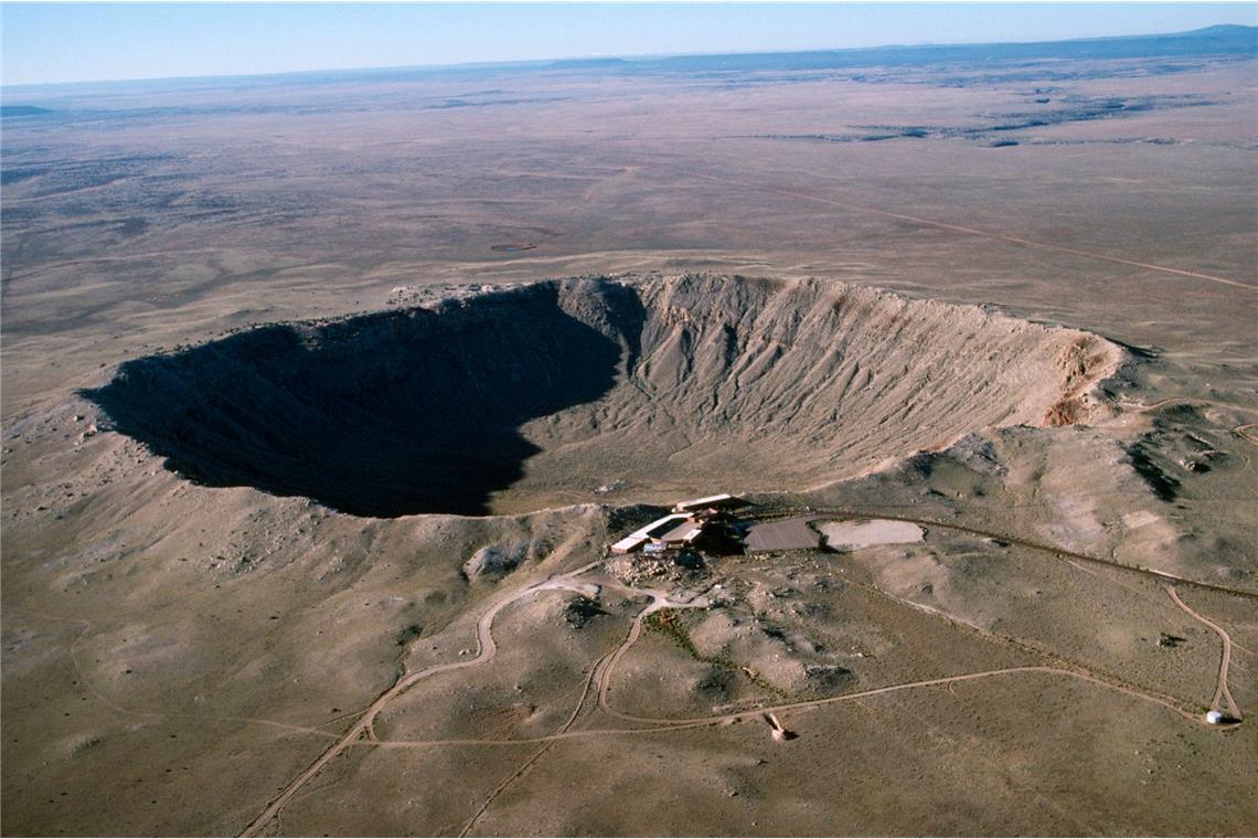 Wie ein Meteoriten-Einschlag den Grand Canyon veränderte Barringer-Krater in Arizona: Die kreisrunde Vertiefung im Wüstenboden misst 1,2 Kilometer und ist 170 Meter tief. Doch der Impakt könnte auch einen gewaltigen Felssturz im 160 Kilometer entfernten Grand Canyon ausgelöst haben.