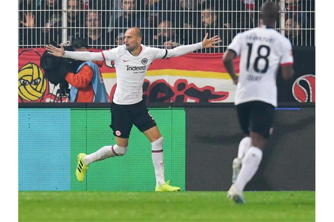 Bas Dost (l) feiert seinen Treffer zum 1:0 für Eintracht Frankfurt bei Union Berlin. Foto: Tom Weller