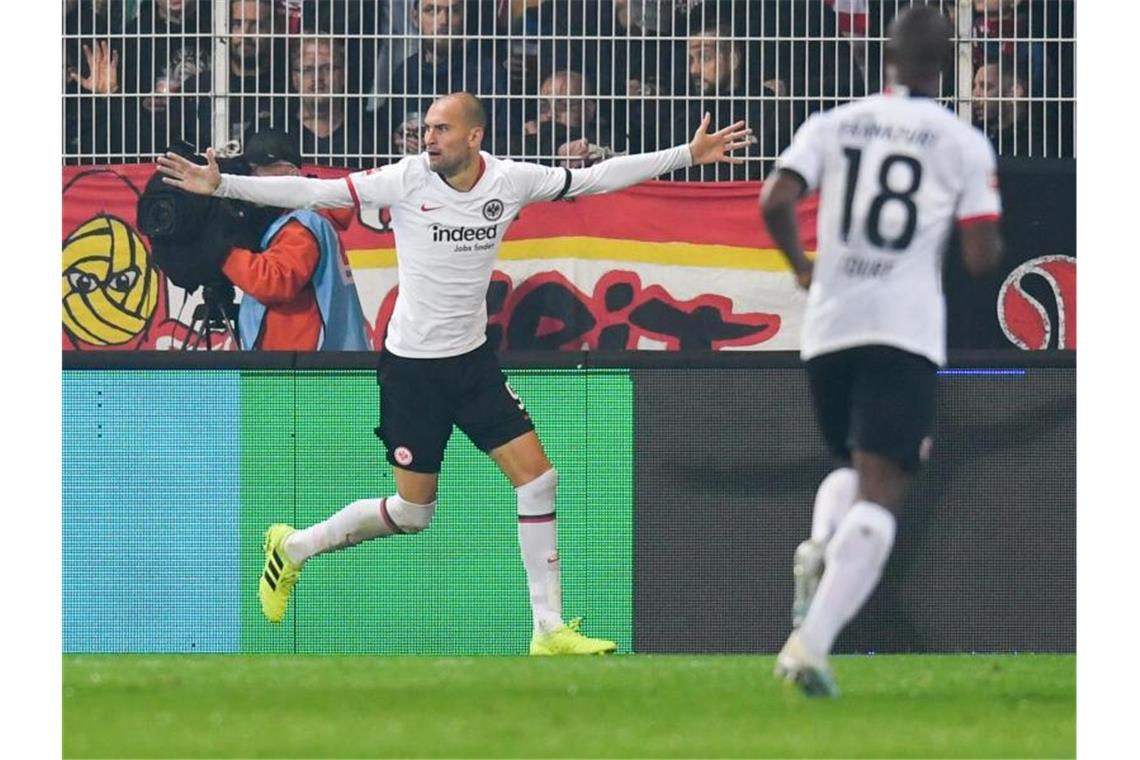 Eintracht Frankfurt gewinnt bei Neuling Union Berlin Bas Dost (l) feiert seinen Treffer zum 1:0 für Eintracht Frankfurt bei Union Berlin. Foto: Tom Weller