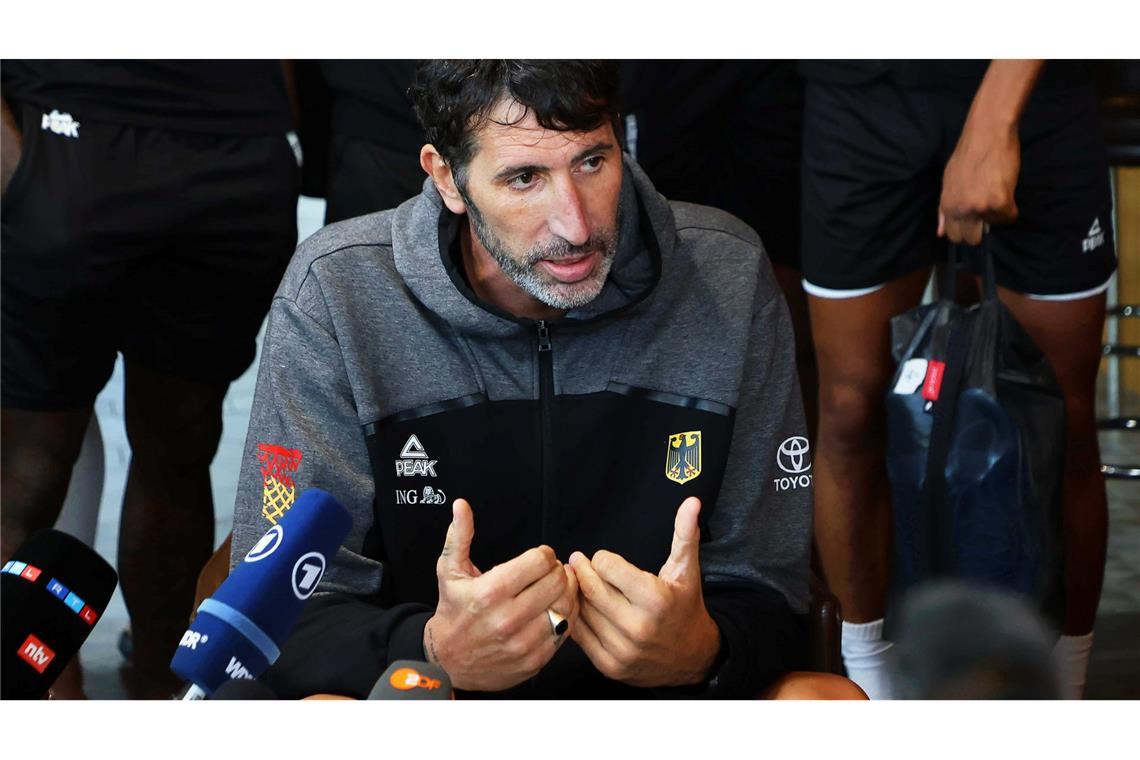 Bewegender Auftritt in Riga: Basketballer stehen zu Mumbru Basketball-Bundestrainer Alex Mumbru tritt bei den EM-Spielen in die zweite Reihe, bleibt aber Headcoach.