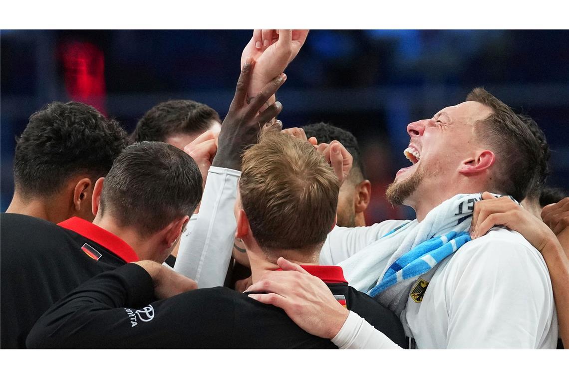 Basketball: EM, Deutschland - Finnland, K.o.-Runde, Halbfinale, Deutschlands Spieler um Daniel Theis (r) jubeln nach dem Sieg.