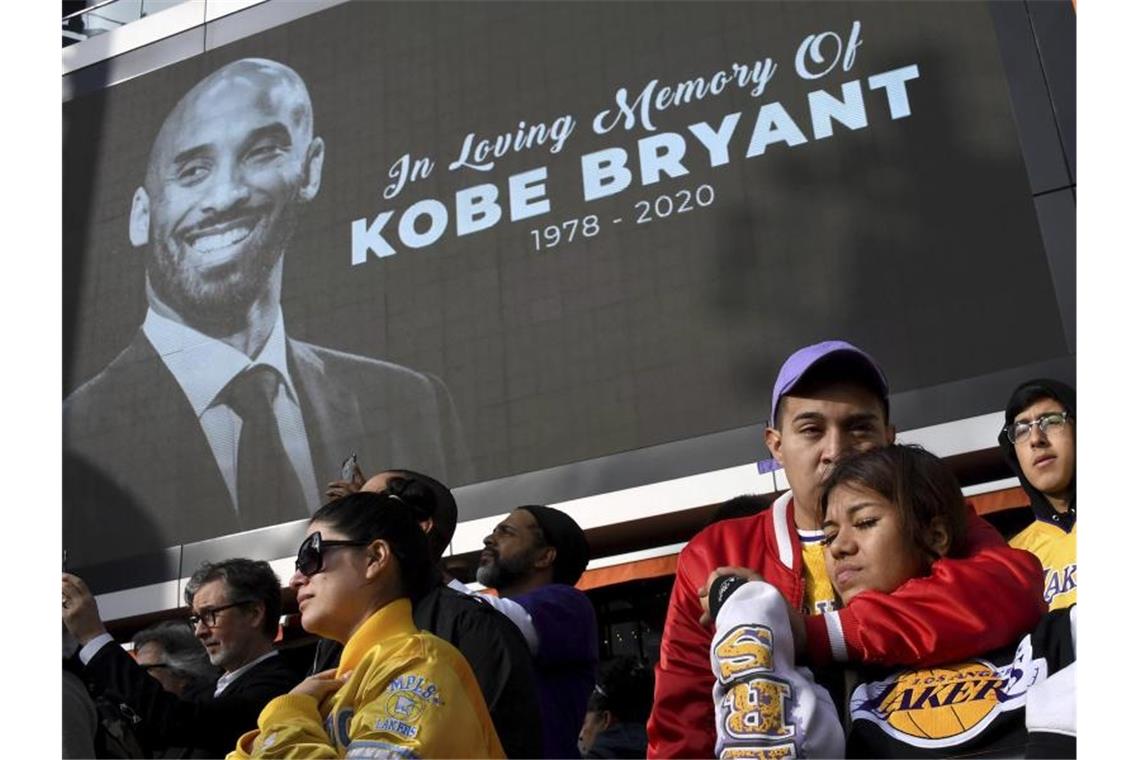 Das Sportjahr 2020: Geisterkulissen und Existenzsorgen Basketball-Ikone Kobe Bryant kommt bei einem Hubschrauberabsturz mit 41 Jahren ums Leben. Mit ihm starb auch seine 13 Jahre alte Tochter. Foto: Keith Birmingham/The Orange County Register/AP/dpa