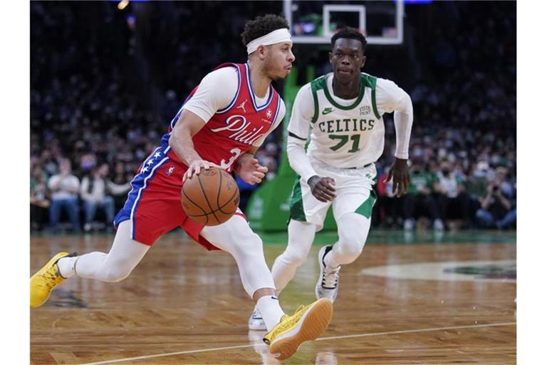 Basketball-Nationalspieler Dennis Schröder Dennis Schröder (r) verlor mit den Boston Celtics gegen die Philadelphia 76ers. Foto: Charles Krupa/AP/dpa
