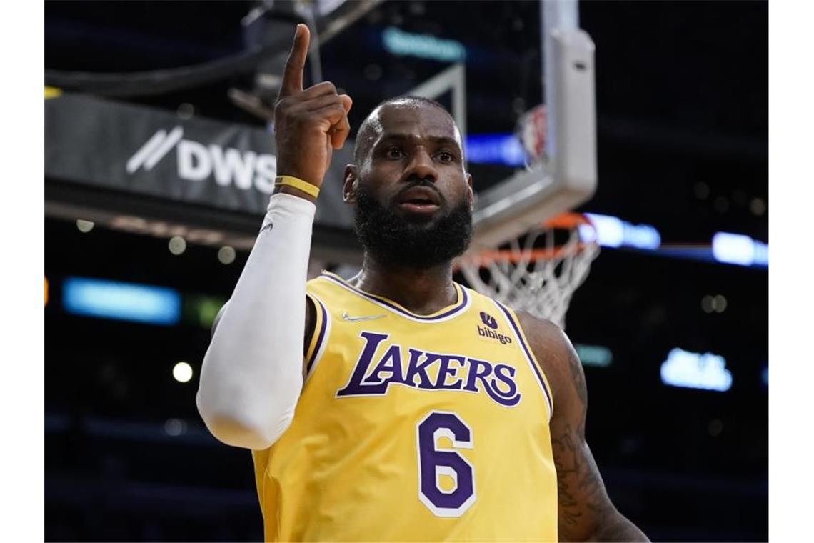 LeBron James rückt auf Rang zwei der ewigen NBA-Scorerliste Basketball-Superstar LeBron James ist auf den zweiten Platz der ewigen NBA-Punkteliste vorgerückt. Foto: Jae C. Hong/AP/dpa