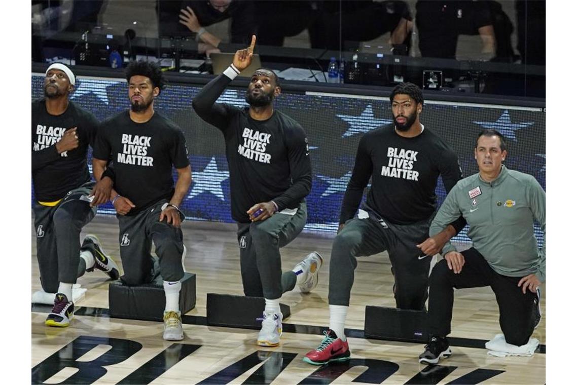 Basketball-Superstar LeBron James (M) und seine NBA-Teamkollegen der Los Angeles Lakers tragen Black Lives Matter T-Shirts während der Nationalhymne. Foto: Ashley Landis/AP/dpa