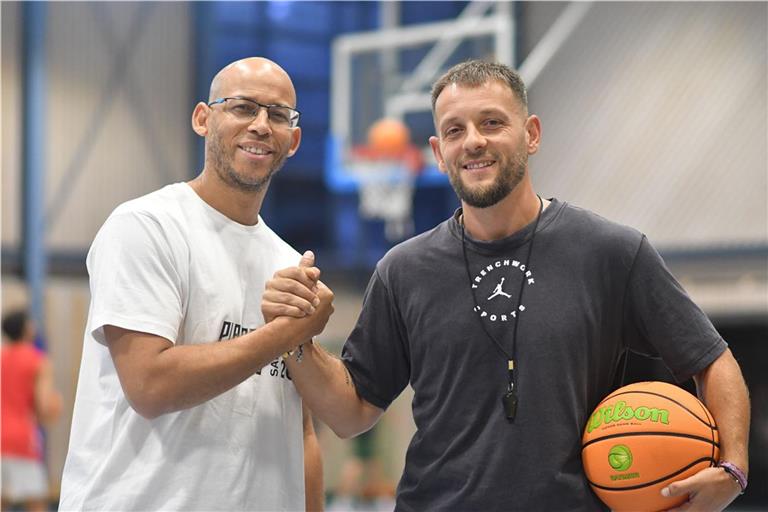 Basketball-Trainer Kristiyan Borisov (rechts) und sein neuer Assistent Cyril Dasilva