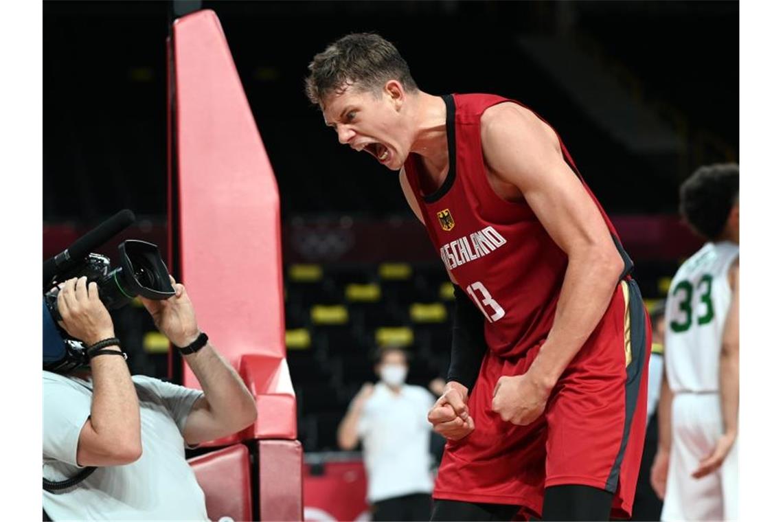 Basketballer Moritz Wagner jubelt über den Sieg gegen Nigeria. Foto: Swen Pförtner/dpa
