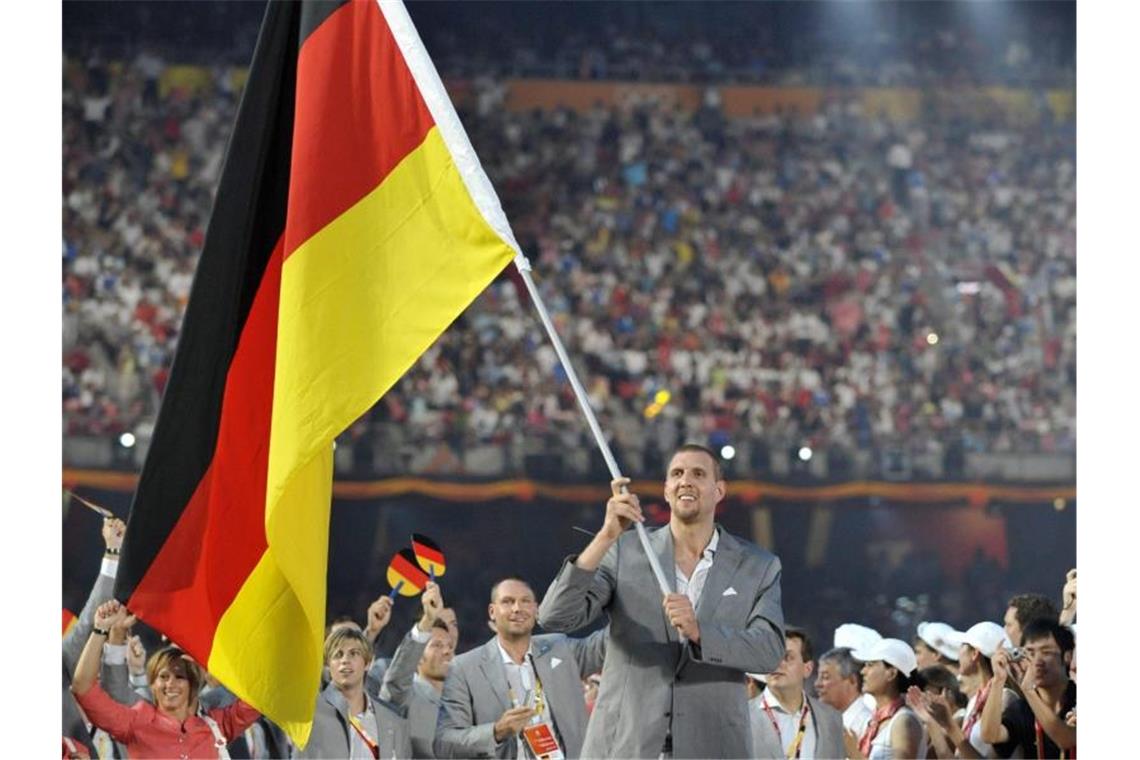 Nowitzkis Rat an seine Nachfolger: Genießt diese Zeit! Basketballstar Dirk Nowitzki war 2008 der deutsche Fahnenträger. Foto: John Mabanglo/EPA/dpa