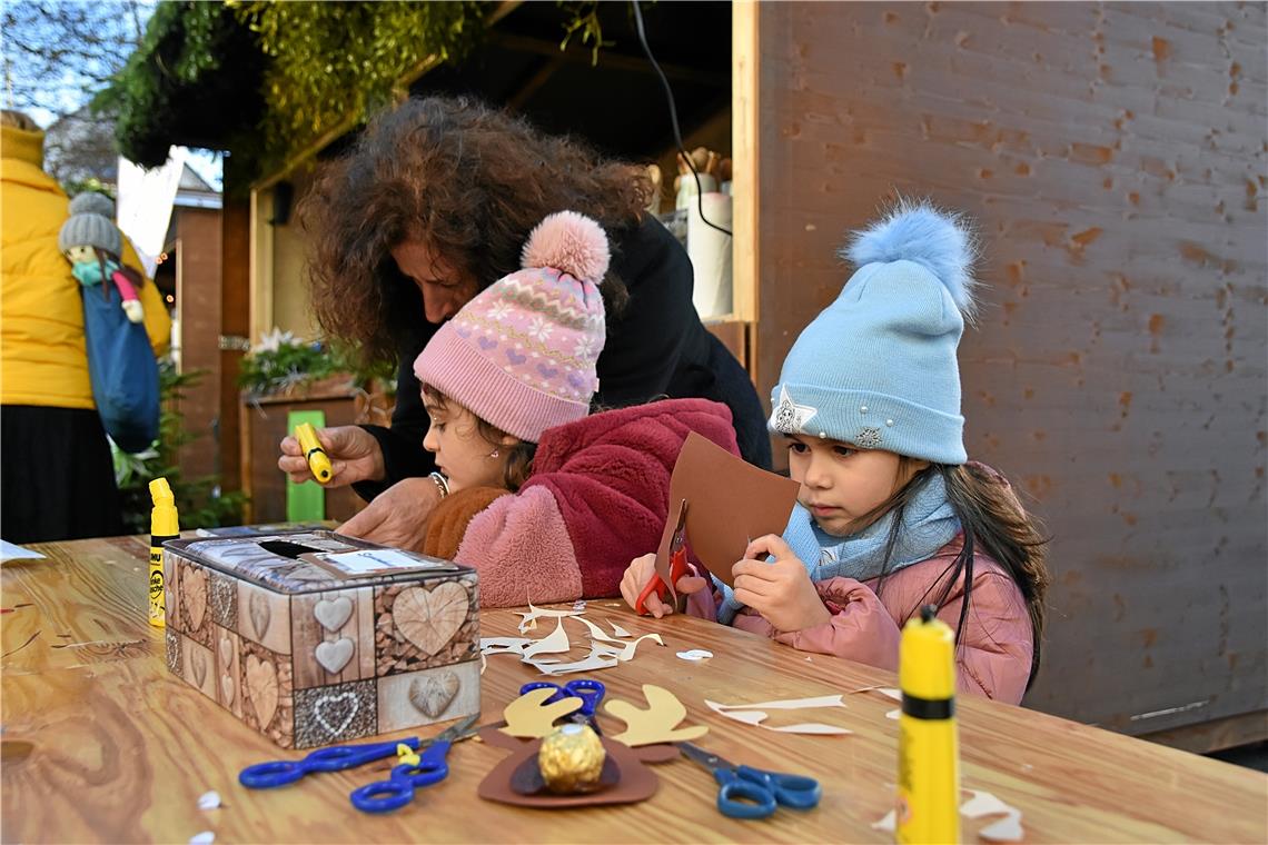 Bastelspaß für Kinder beim Stand der Zukunftswerkstatt Rückenwind. 