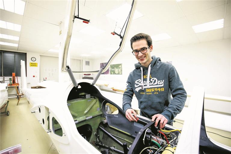 Bastelte erst an Flugmodellen und fliegt nun erfolgreich größere Vögel: Florian Grieb, zweitbester Streckensegelflieger im Ländle. Foto: A. Becher