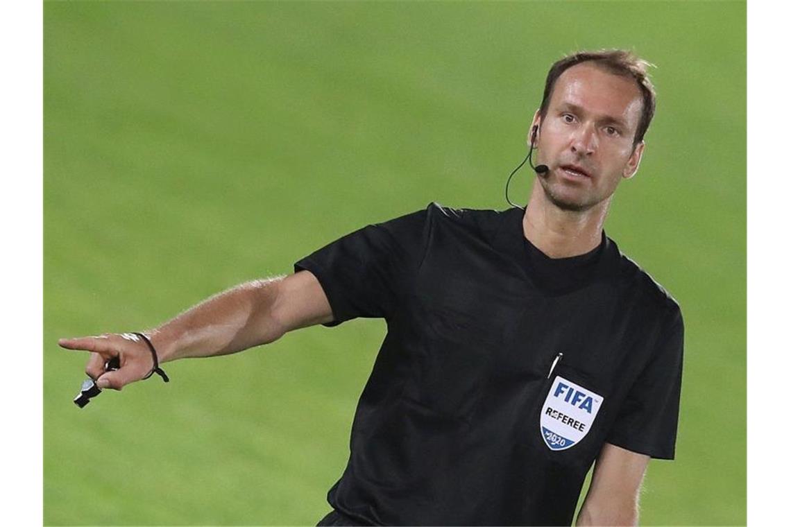 Bastian Dankert ist seit 2012 in der 1. Bundesliga als Schiedsrichter im Einsatz und seit 2014 FIFA-Referee. Foto: Ronny Hartmann/dpa
