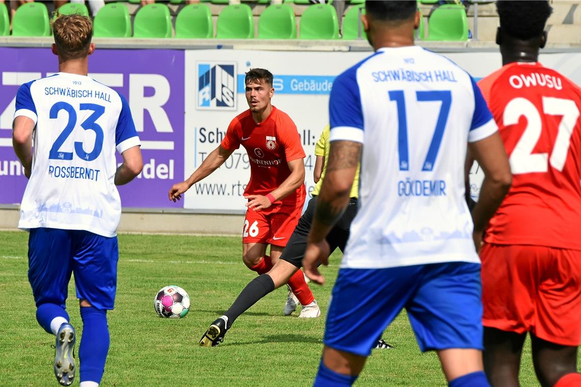 Bastian Frölich (am Ball) spielt weiterhin für die SG Sonnenhof Großaspach. Foto: Tobias Sellmaier