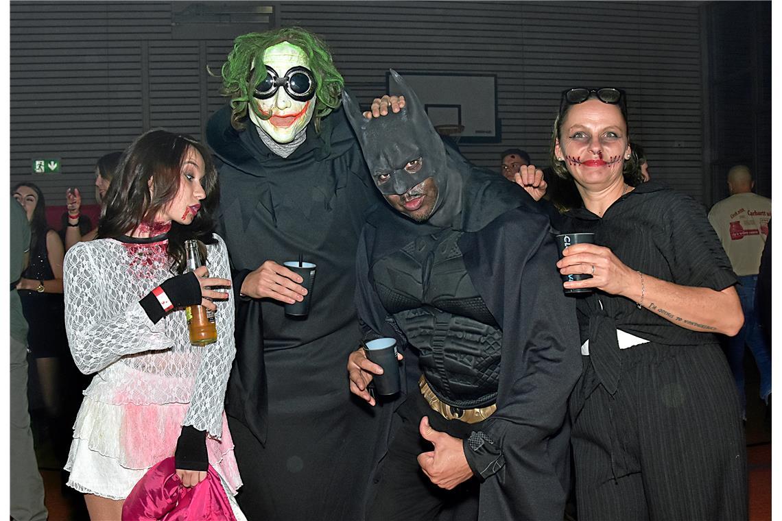 Batman und Joker sind auch am Start. CLOUDSEVEN HALLOWEEN-Party in der Gemeindeh...