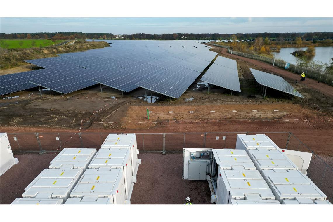 Batteriespeicher können Schwankungen bei Solar- und Windstrom ausgleichen. (Archivbild)