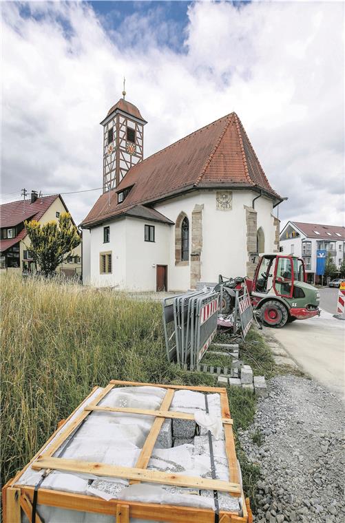 Bauarbeiten an der Alten Kirche: Derzeit wird der Bereich um das Gotteshaus erneuert. Später wird der Turm saniert und das gesamte Gebäude bekommt einen frischen Anstrich. Foto: A. Becher