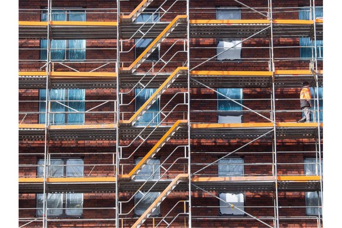 Verbände beraten über bezahlbares Wohnen Bauarbeiter arbeiten am Neubau eines Mehrfamilienhauses im städtebaulichen Großprojekt Wasserstadt Limmer. Foto: Julian Stratenschulte/dpa