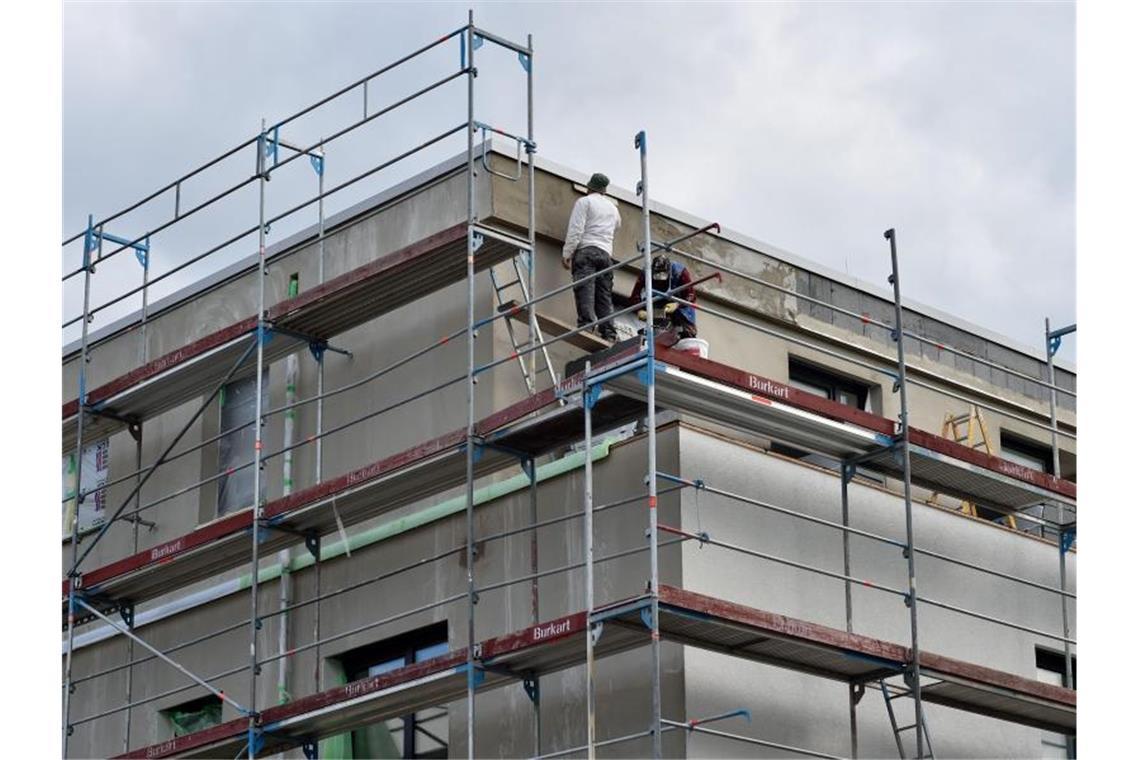 Bauarbeiter arbeiten an einer Neubauwohnung. Foto: picture alliance/dpa/Archivbild