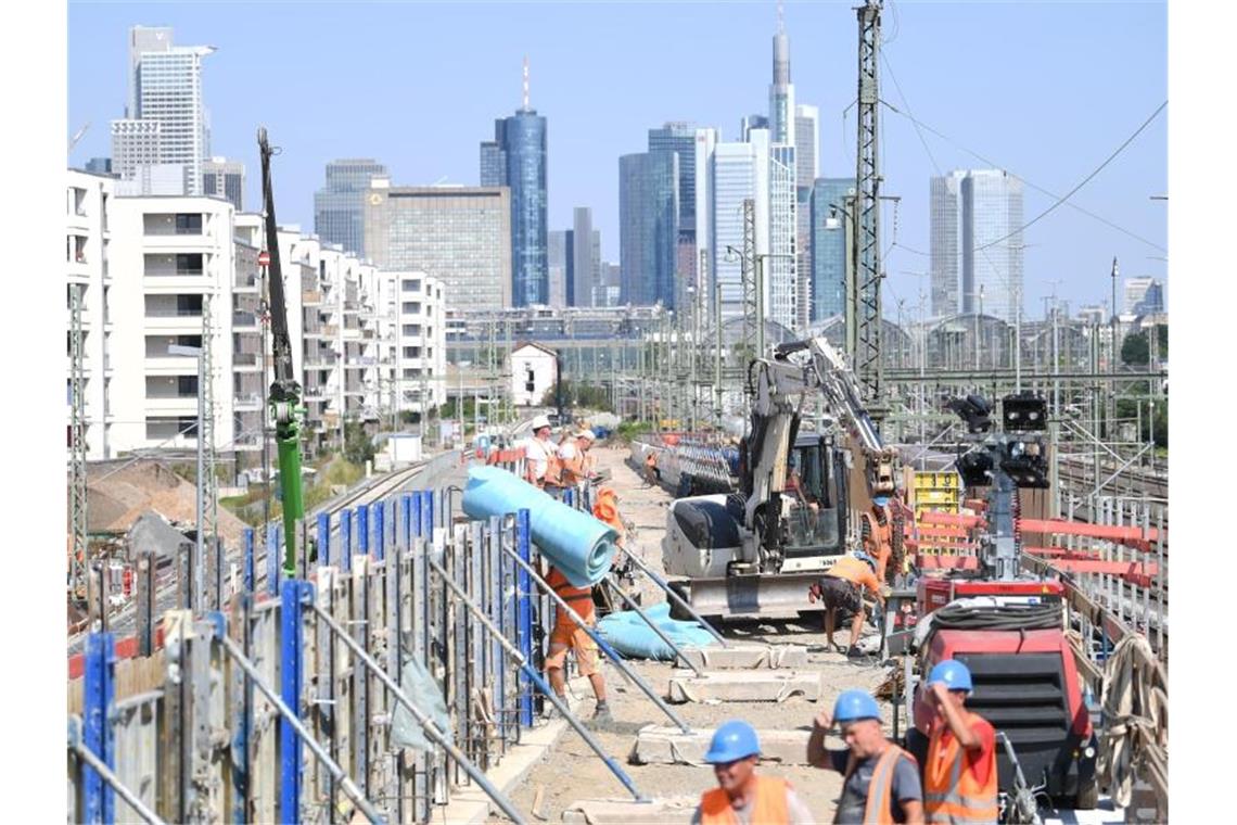 Bauarbeiter auf einer Bahn-Baustelle in Frankfurt am Main: Die EU-Finanzminister drängen Deutschland zu mehr Investitionen. Foto. Arne Dedert Foto: Arne Dedert