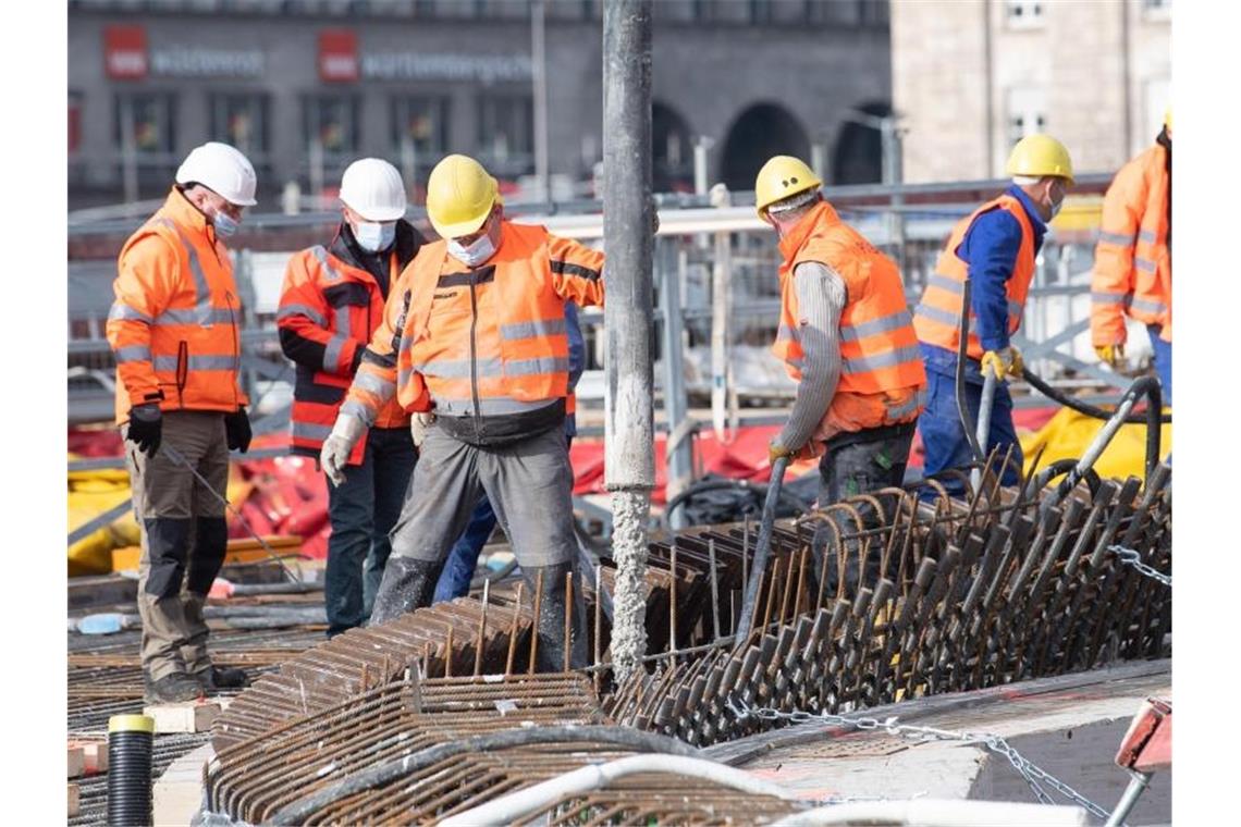 Bauarbeiter betonieren die 14. Kelchstütze auf der Baustelle des neuen Hauptbahnhofs.. Foto: Sebastian Gollnow/dpa