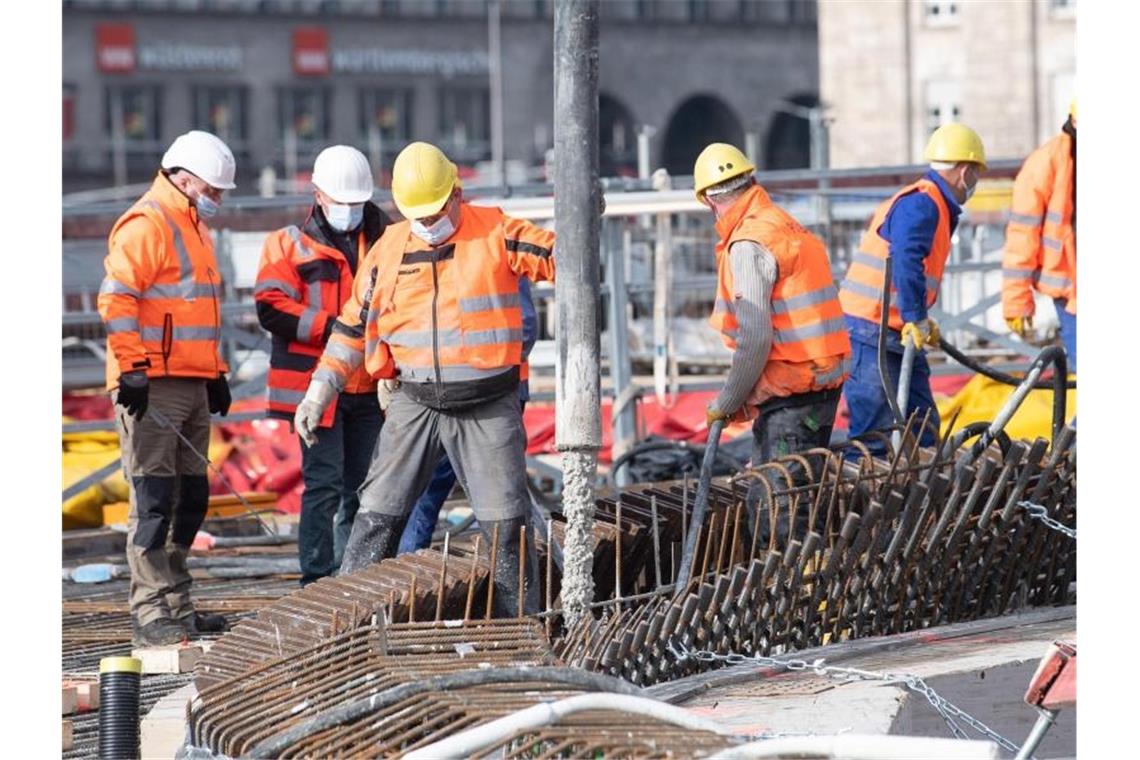 Bergfest mit Bogen und Beton: Neue Kelchstütze am Bahnhof Bauarbeiter betonieren die 14. Kelchstütze auf der Baustelle des neuen Hauptbahnhofs.. Foto: Sebastian Gollnow/dpa