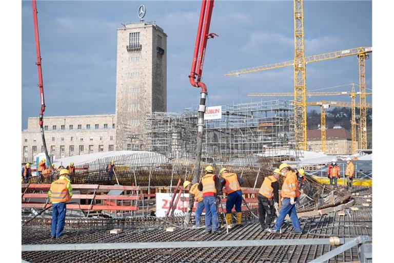 Bauarbeiter betonieren die 14. Kelchstütze auf der Baustelle des neuen Hauptbahnhofs, der zum Bahnprojekt Stuttgart 21 gehört. Foto: Sebastian Gollnow/dpa/Archivbild